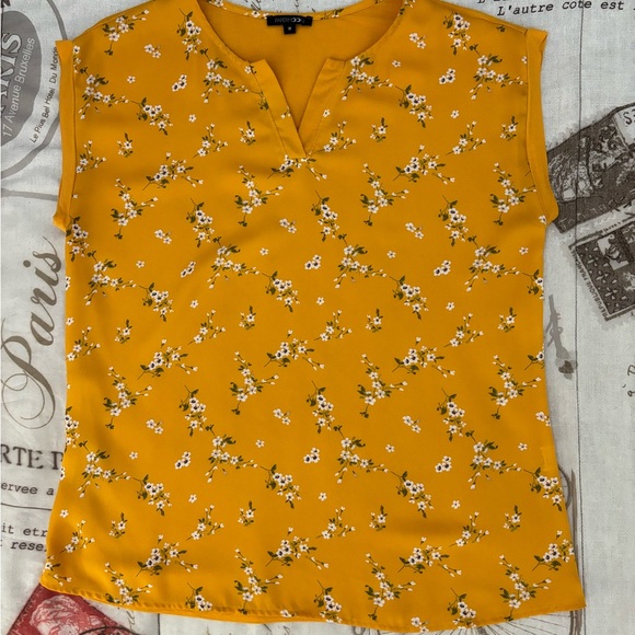 UEC PAPERMOON FLORAL BLOUSE SIZE MEDIUM! - Picture 9 of 9